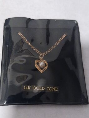 VINTAGE 14K Gold Tone Heart Pendant Necklace with Pearl Accent